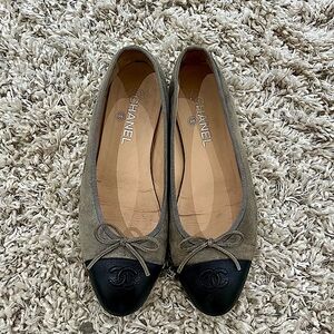 ❌SOLD❌Chanel Suede Ballet Flats size 10 - Black & Grey